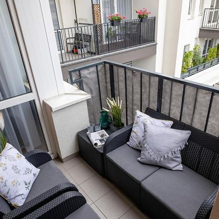 Osiedle Avia Harmonious Apartment With Balcony & Parking Cracow By Renters Prestige Krakow Bagian luar foto