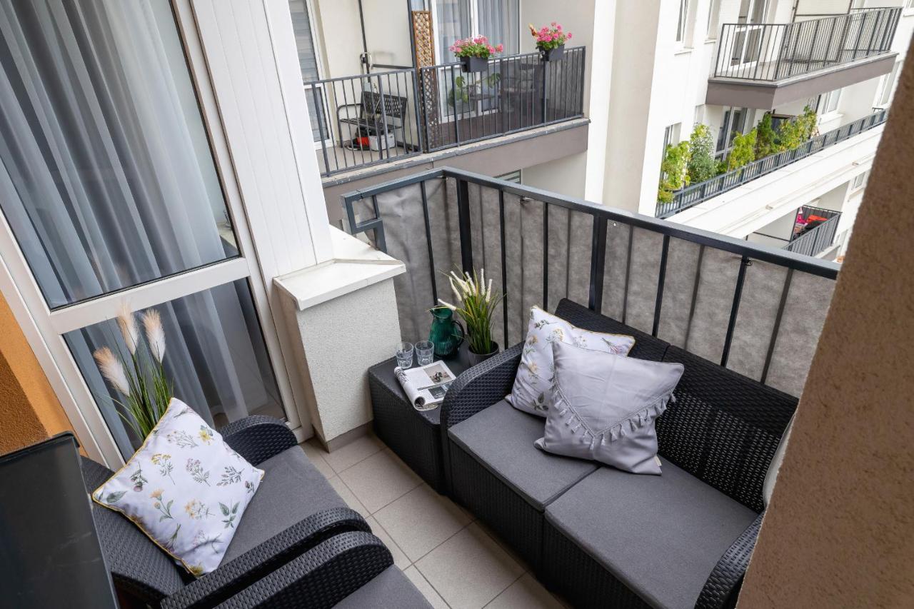 Osiedle Avia Harmonious Apartment With Balcony & Parking Cracow By Renters Prestige Krakow Bagian luar foto