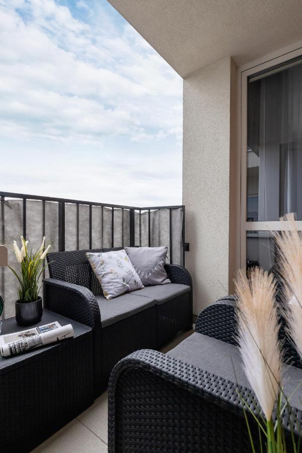 Osiedle Avia Harmonious Apartment With Balcony & Parking Cracow By Renters Prestige Krakow Bagian luar foto