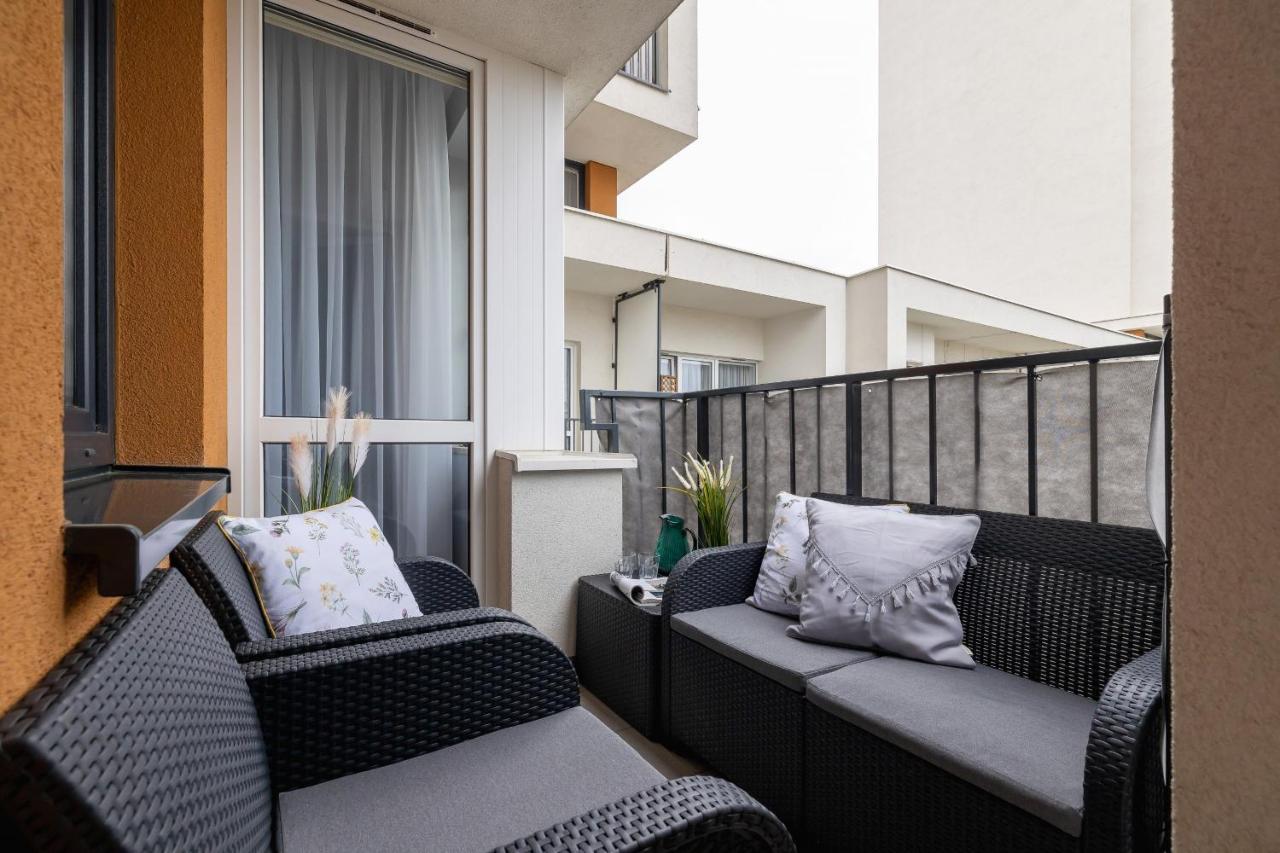 Osiedle Avia Harmonious Apartment With Balcony & Parking Cracow By Renters Prestige Krakow Bagian luar foto